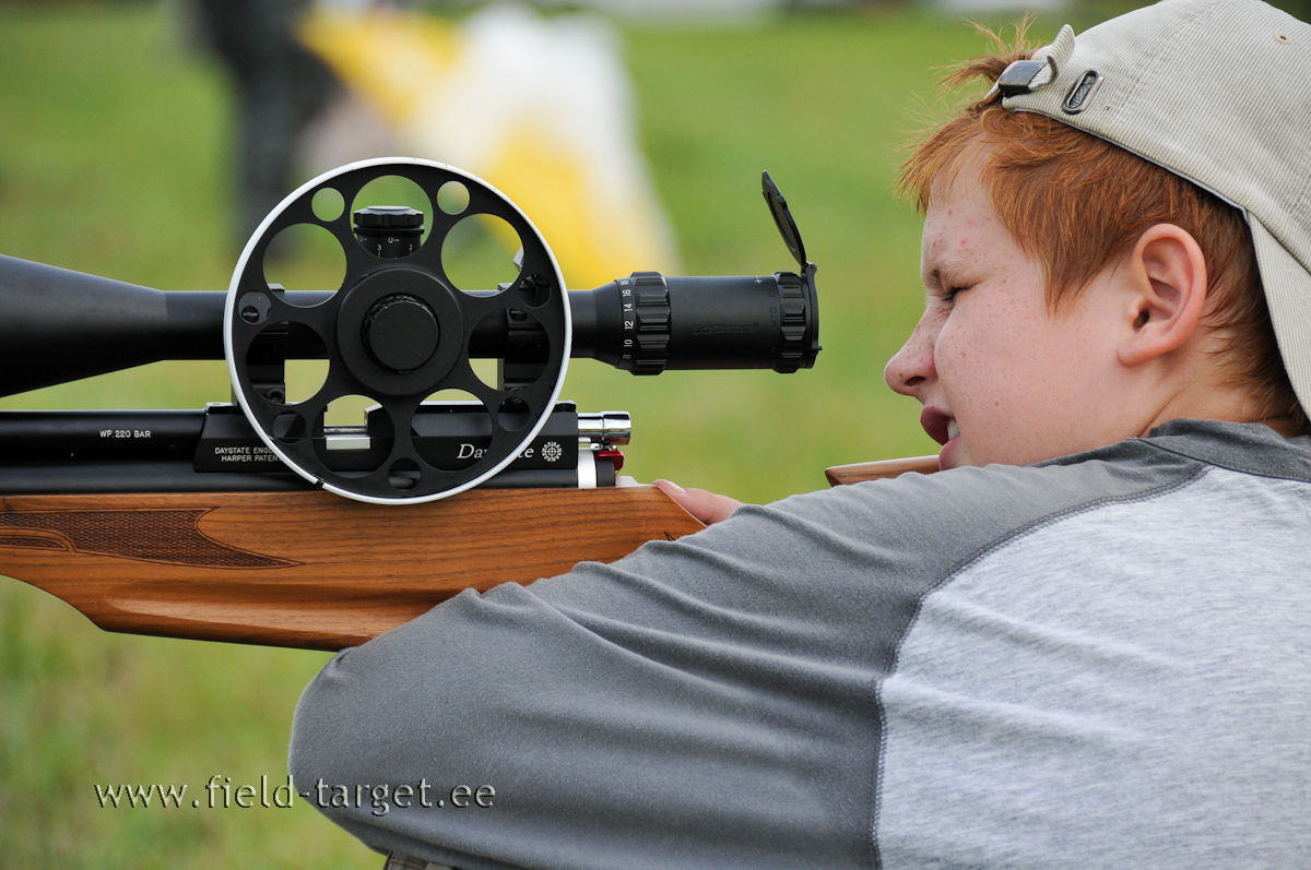 Vanasti olid autodel rattad valge vööga, nüüd on püssidel ka